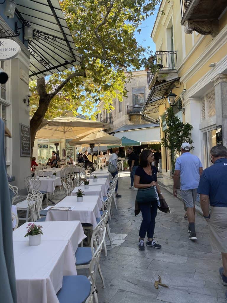 Plaka by night con luci e taverne